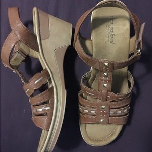 Natural Soul tan wedge sandals sz 10